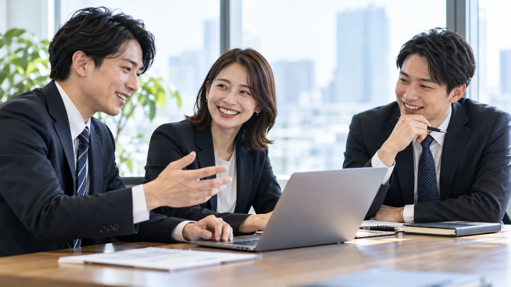 打ち合わせをするビジネスパーソン